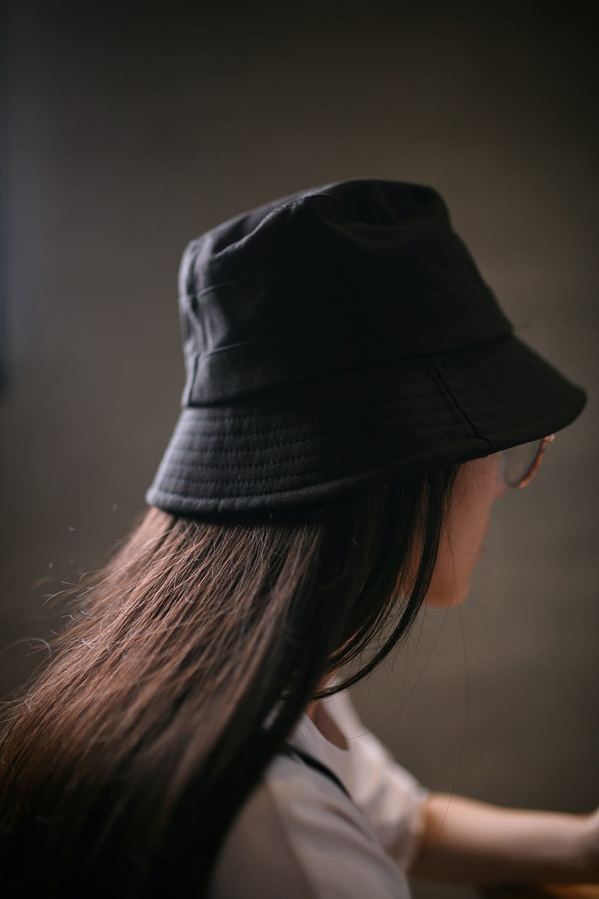 黒のニット帽をかぶった女性 – グレー、帽子をかぶった女の子 HD電話の壁紙