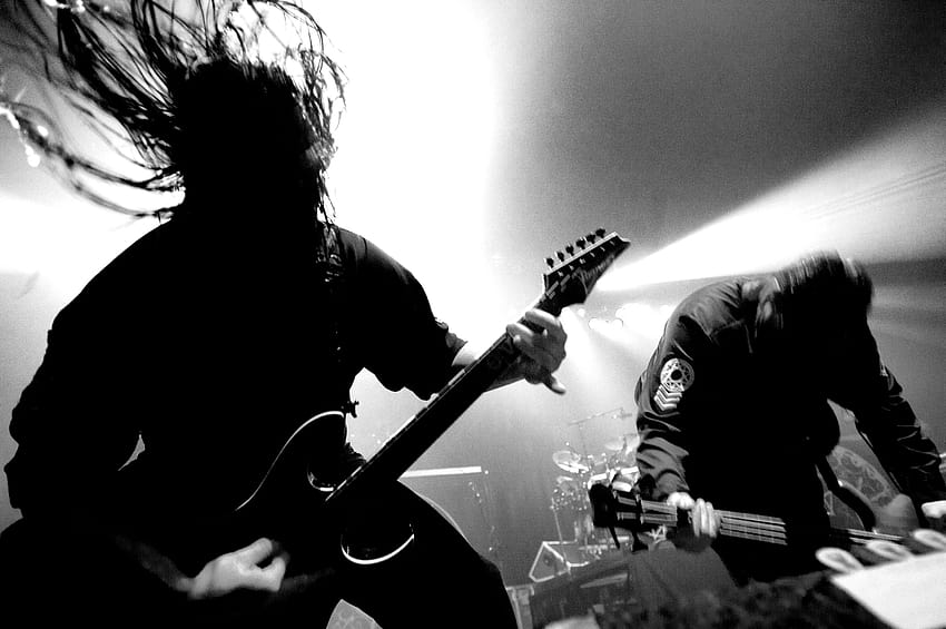 Mick Thomson von Slipknot führt den Schleudertrauma-Stil des Headbangens aus, Paul Gray HD-Hintergrundbild