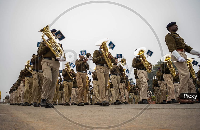 der Central Reserve Police Force CRPF Jawans bei der Paradeprobe für den 71. Tag der Republik 2020 HD-Hintergrundbild
