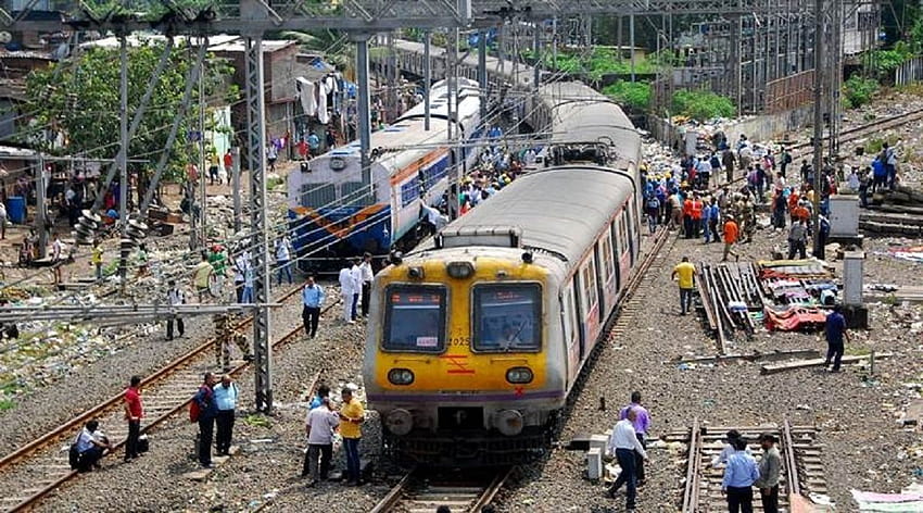 Mumbai: Pelatih kereta lokal menggagalkan stasiun Atgaon, tidak ada penumpang yang terluka Wallpaper HD