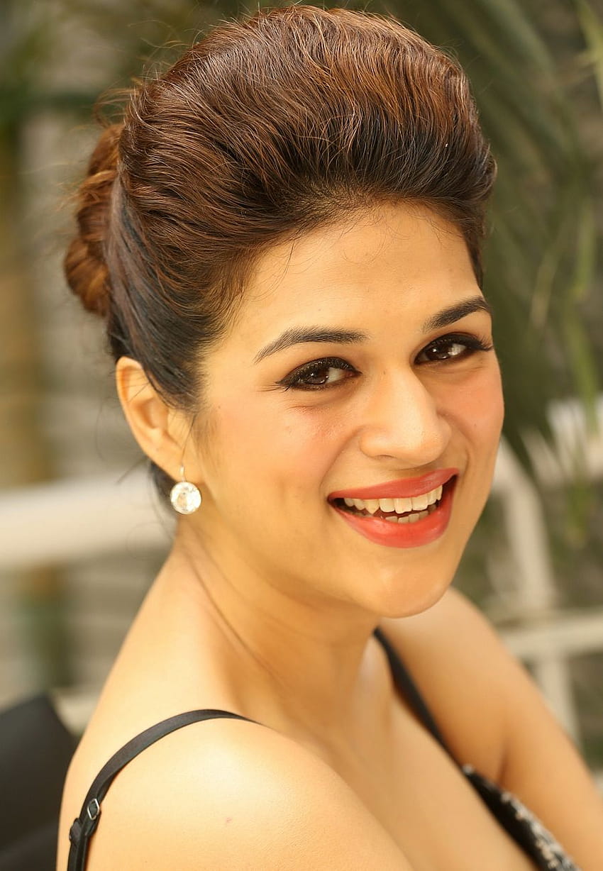 Actress Shraddha Das Cute Smile Face CloseUp Stills HD phone wallpaper