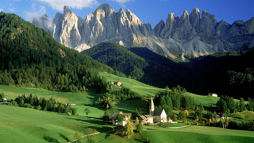 緑と繁栄の目、小さくても快適な家、高い丘が守る – 自然の風景、 高画質の壁紙