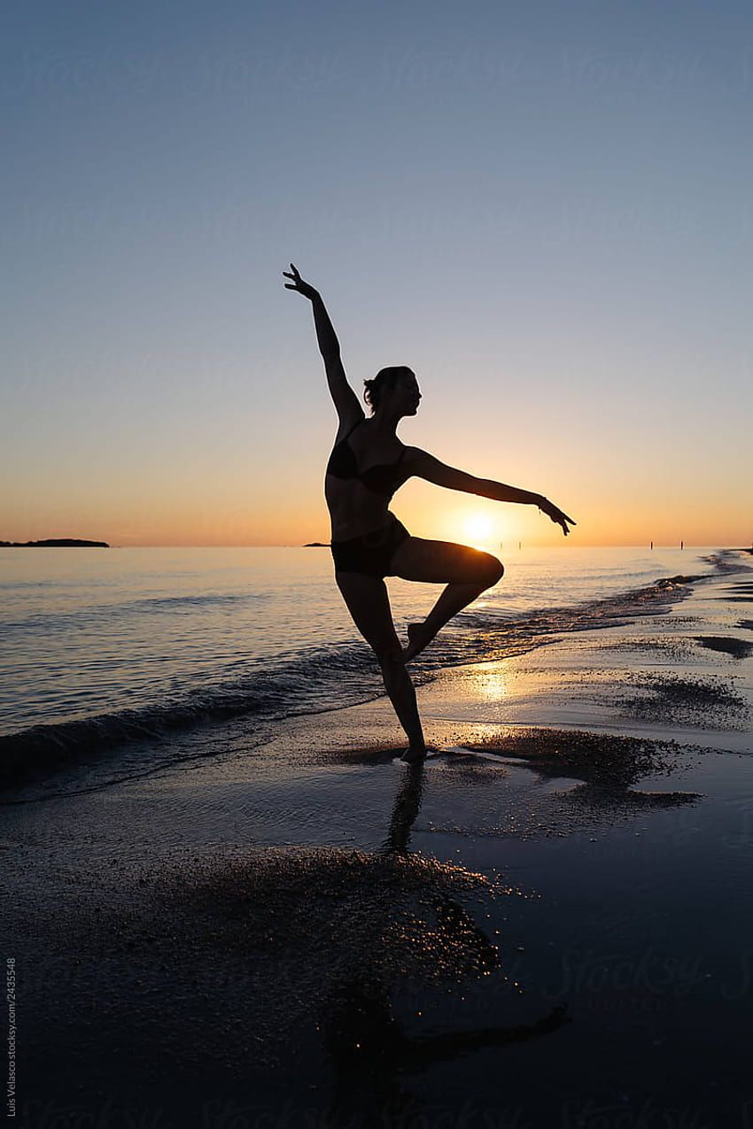 Silhouette Of A Dancer On The Seashore At Sunset. by Luis Velasco, sunset dance HD phone wallpaper
