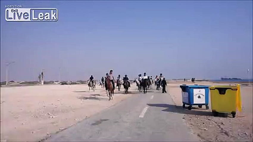 Туристи, които яздят коне на остров Киш, Иран HD тапет