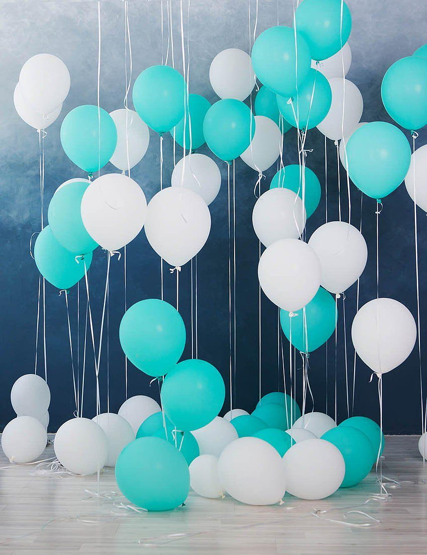 Weiße babyblaue Luftballons vor dunkelblauem Hintergrund – Shop, babyblauer Hintergrund HD-Handy-Hintergrundbild