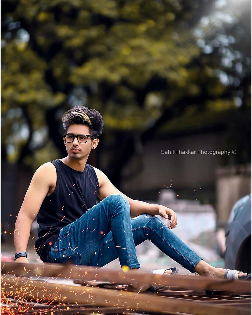 Outdoor Photo Shoot Poses for Boys - College Students' Photography -  Roaring Creations Clicks