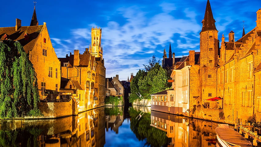 Rozenhoedkaai, Dijver River Canal Twilight und Belfort, Brügge, Belgien HD-Hintergrundbild