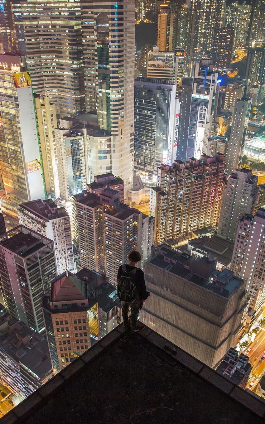1600x2560 Hong Kong, paisaje urbano, noche, rascacielos, hombre, azotea fondo de pantalla del teléfono