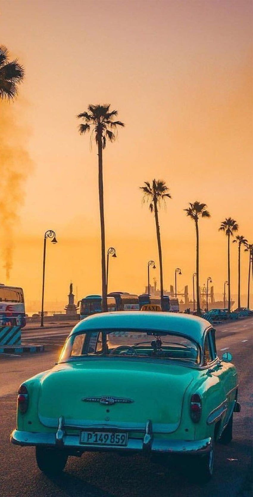 Yellow Sky Sunset in California, estetyka retro samochodów o zachodzie słońca Tapeta na telefon HD