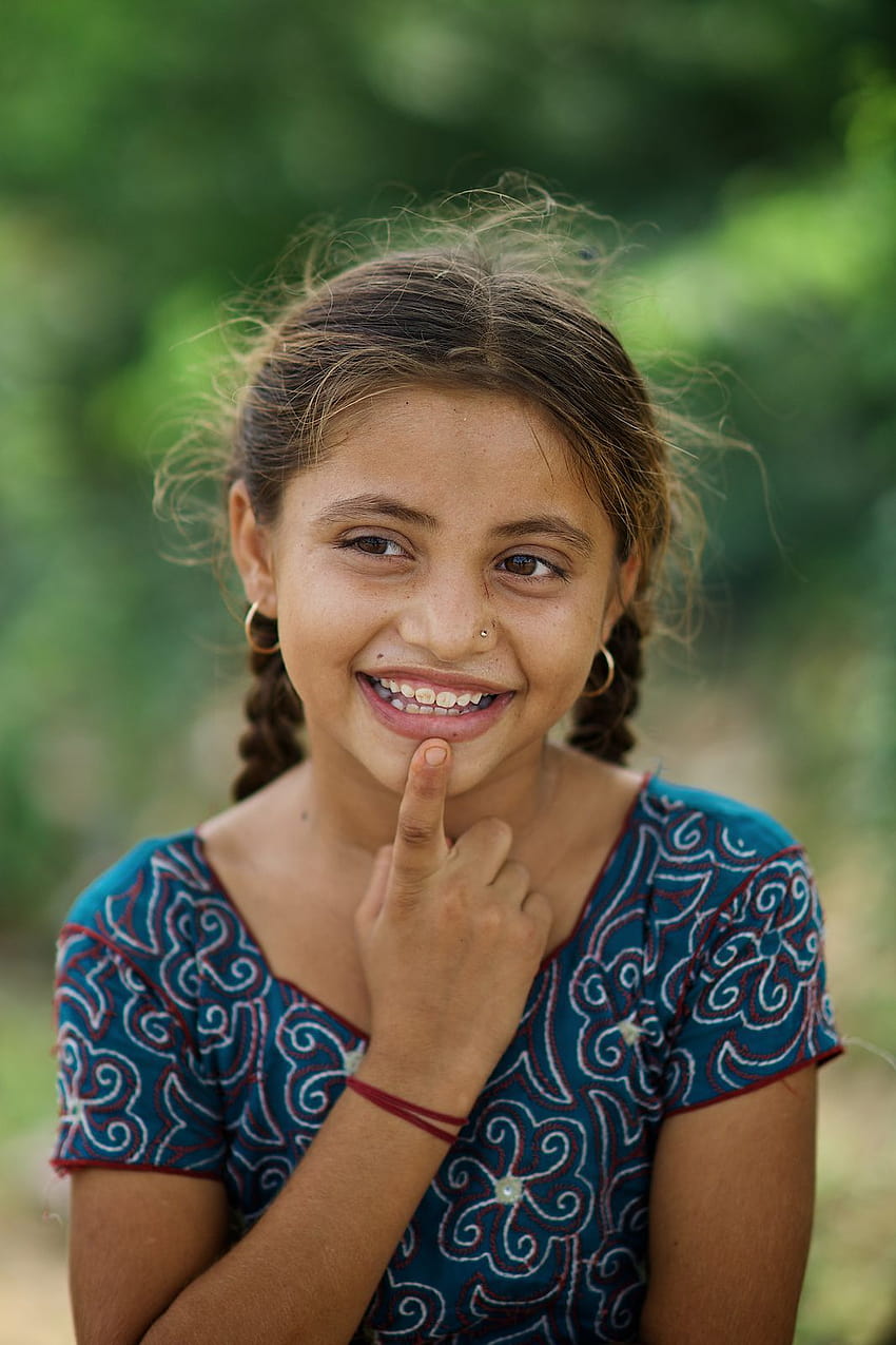Jolie petite fille indienne dans un village à côté de Buhj, Gujarat, Inde, les femmes indiennes les plus mignonnes du village Fond d'écran de téléphone HD