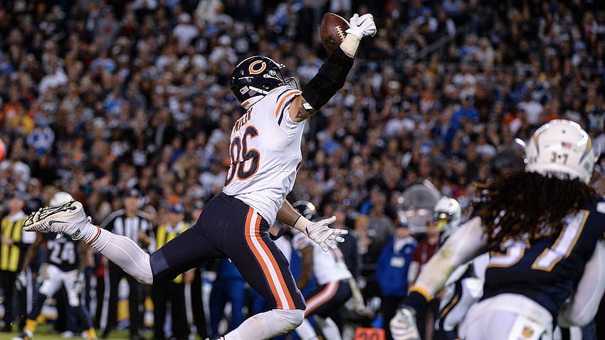 Bears' Zach Miller stabs ball out of the air for game HD wallpaper