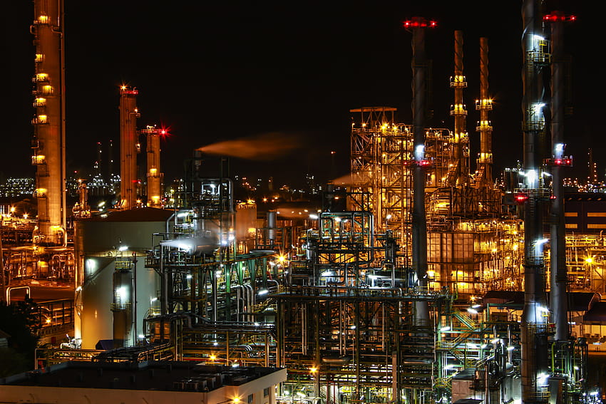 Химически завод през нощта HD тапет
