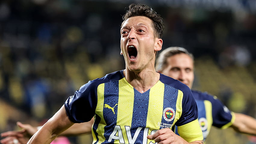 Özil, eski sevgilisi Mesut Özil 2022 için Türkiye'de mutsuz bir büyü olarak Fenerbahçe kadrosundan çıkarıldı HD duvar kağıdı