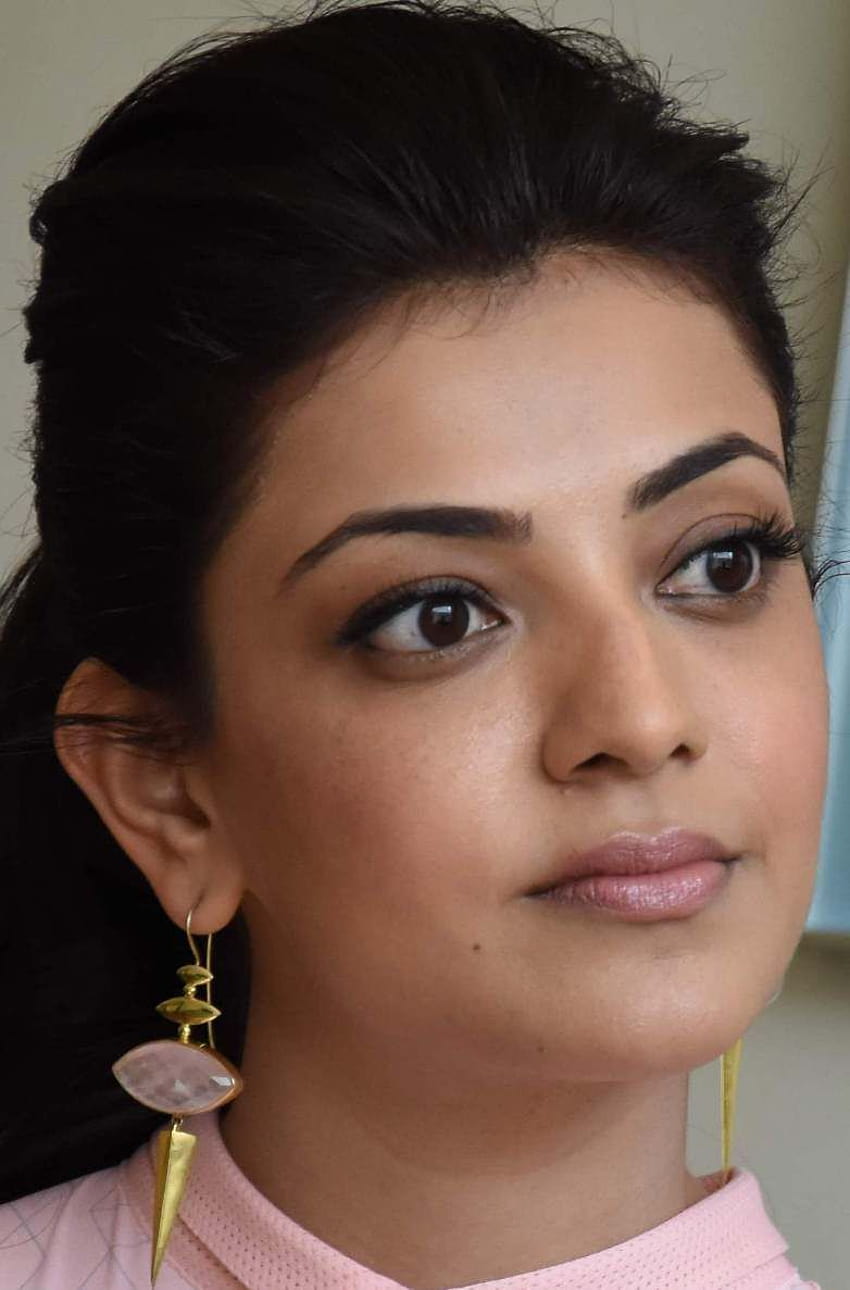 Kajal Aggarwal Hot Face Expression / през 2020 г., лице на индийска актриса в близък план HD тапет за телефон