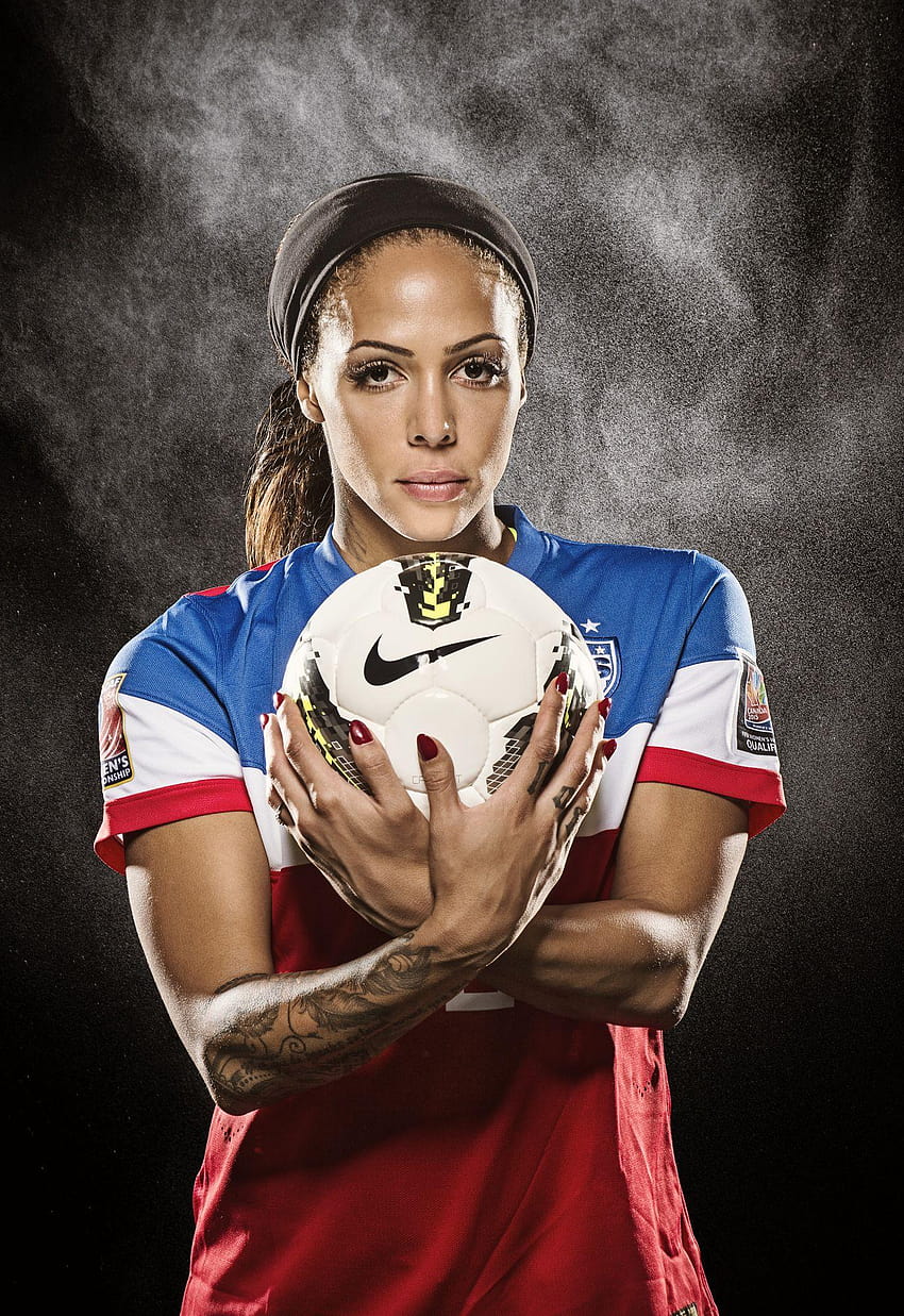 Портрет на Сидни Леру от женския футболен отбор на САЩ и злато HD тапет за телефон