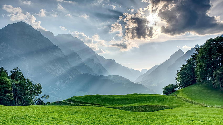 2560 x 1440 の解像度で、スイスのグラールスの Vorderglärnisch 山の夕日、緑のスイス 高画質の壁紙