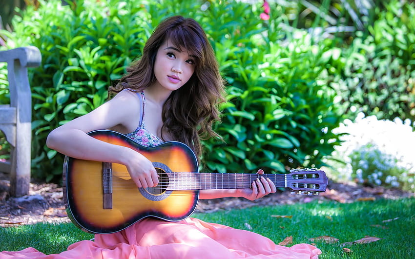 2560x1600 Mujeres asiáticas, tocando la guitarra, vestido rosa, hierba, mujeres tocando la guitarra fondo de pantalla