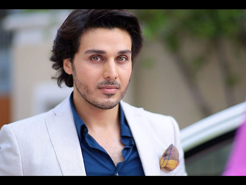 Ahsan Khan fait entendre sa voix pour les hommes dans son spectacle Bol Night Fond d'écran HD