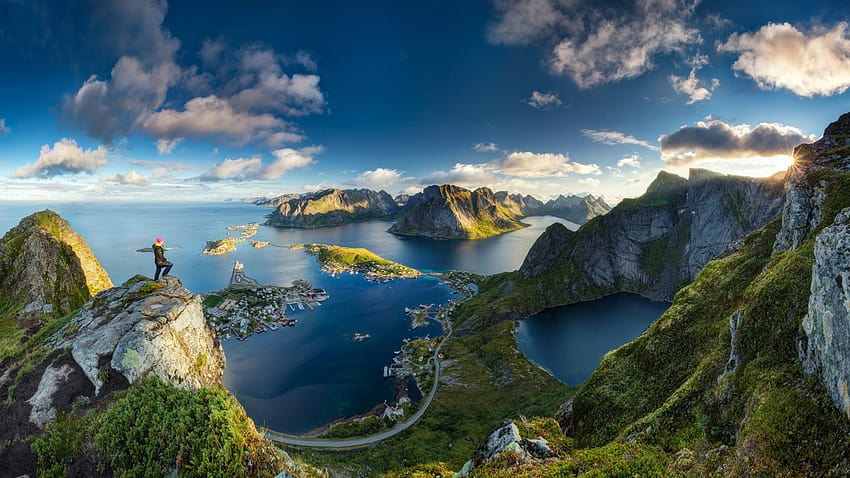 Lofoty, Norwegia, wyspa, pejzaż miejski, morze, trawa, góry, chmury, anime, woda, fiord, natura, kraj, jezioro, panorama / i mobilne tła Tapeta HD