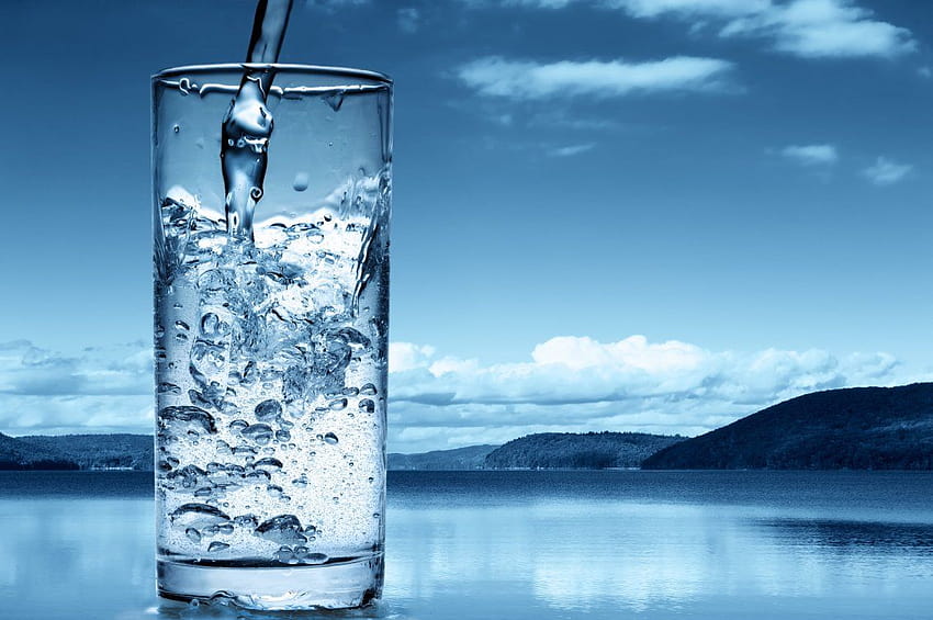 Минерална вода в чаша, питейна вода HD тапет