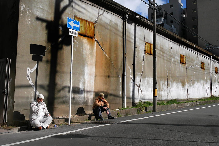 : Япония, хора, улица, седнал, стена, път, време, Слънчево, фабрика, инфраструктура, Осака, пешеходец, ИЗКУСТВО, wallart, работник, седя, моментна , седнал, платно, градска зона, почивка 4592x3064 HD тапет