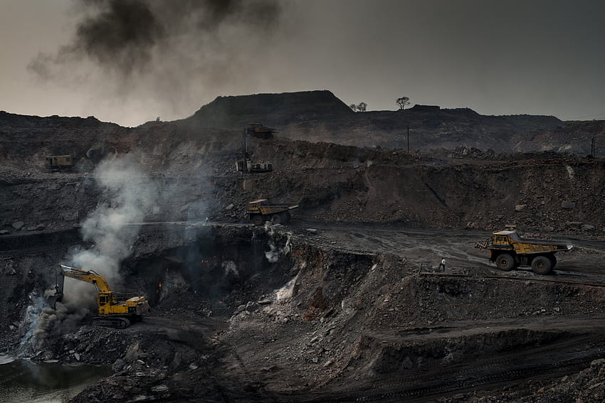 インドのジャリア炭田は100年間燃え続けている、炭鉱夫 高画質の壁紙