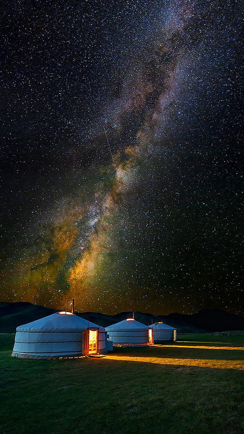 Mongolian Yurt Camp Milky Way Stars HD тапет за телефон