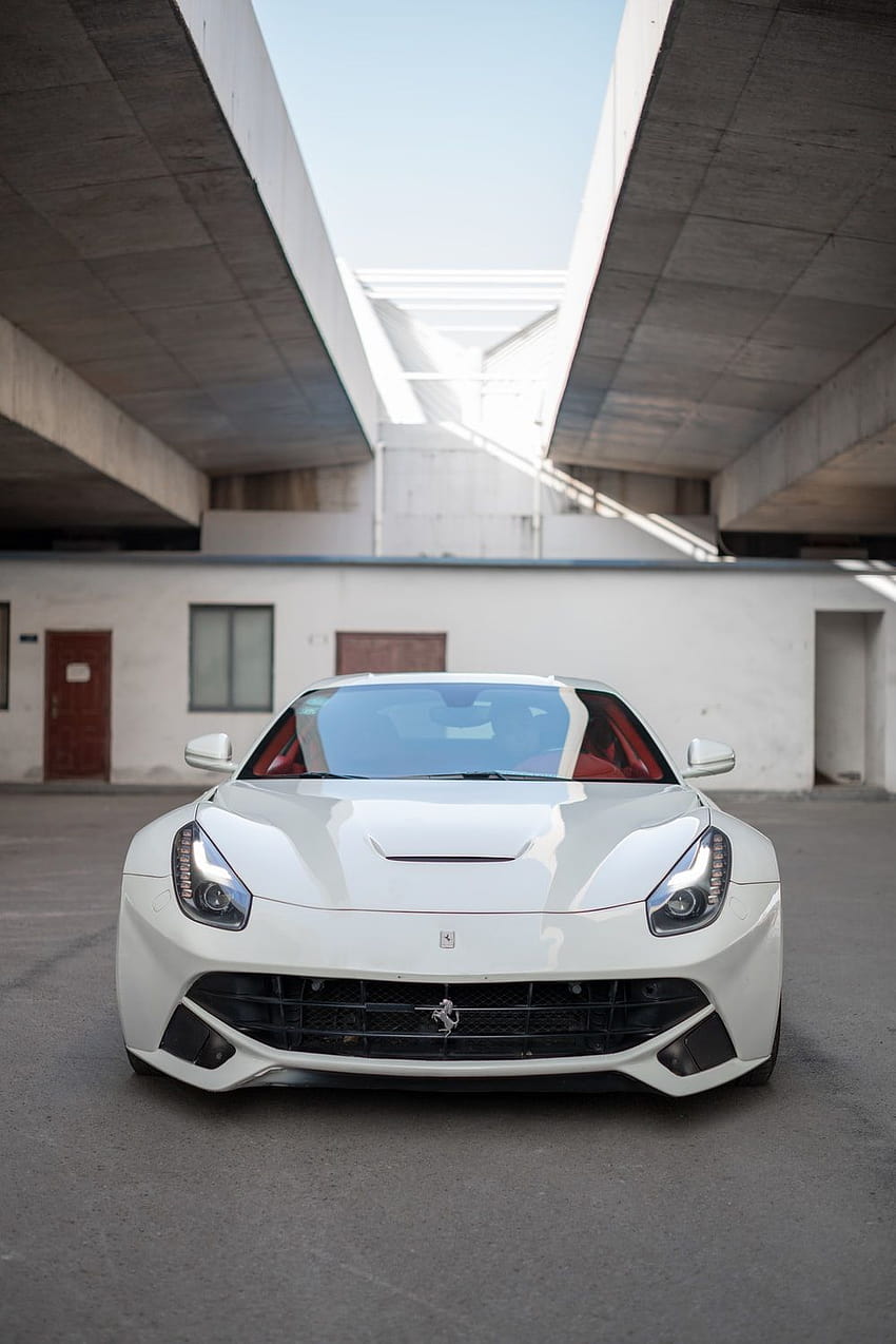 Hãy ngắm nhìn sự hoàn hảo của chiếc Ferrari với thiết kế mạnh mẽ, đầy sức cuốn hút và khả năng thể hiện đẳng cấp. Bạn sẽ không thể rời mắt khỏi hình ảnh đầy sức mê hoặc này. 