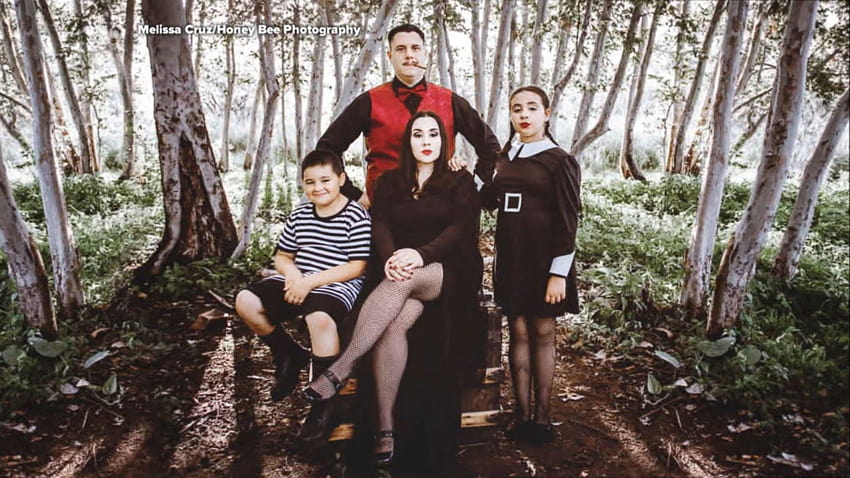 Family poses for creepy, kooky 'Addams Family', addams family halloween HD wallpaper