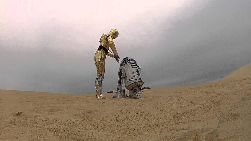 C3PO and R2D2 chillen in the desert, c 3po star wars HD wallpaper