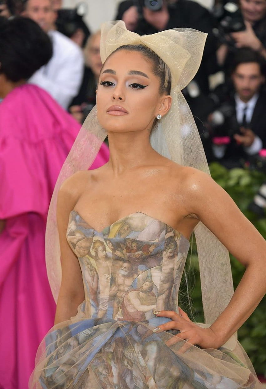 Wo kann man das Cloud-Parfüm von Ariana Grande kaufen? Der flauschige Duft ist bei Ihrem Lieblings-Beauty-Händler erhältlich HD-Handy-Hintergrundbild