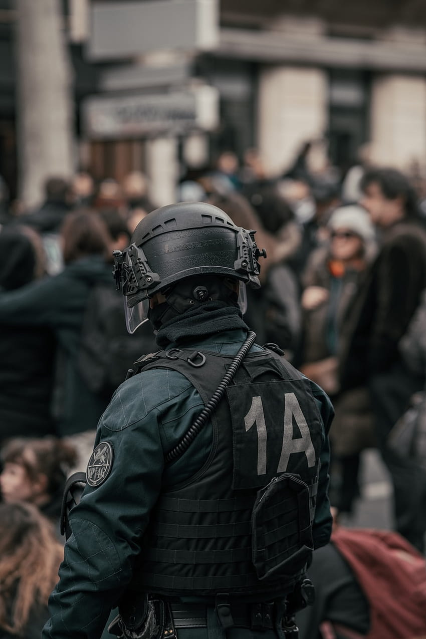 мъж в черно-сива камуфлажна униформа, носещ черна каска – Grands boulevards, черна тактическа униформа HD тапет за телефон