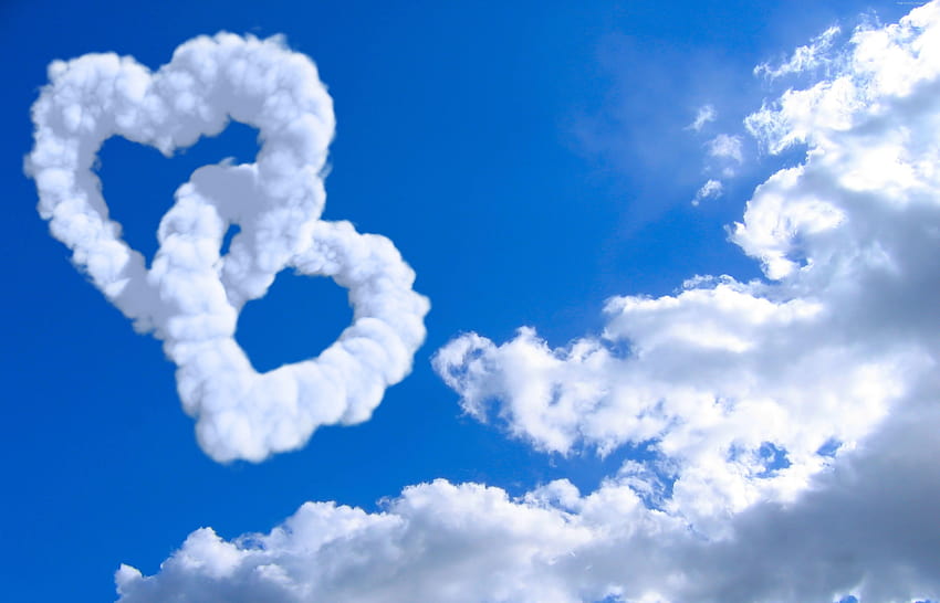 Бели облаци се оформят във верига сърце, синьо сърце HD тапет
