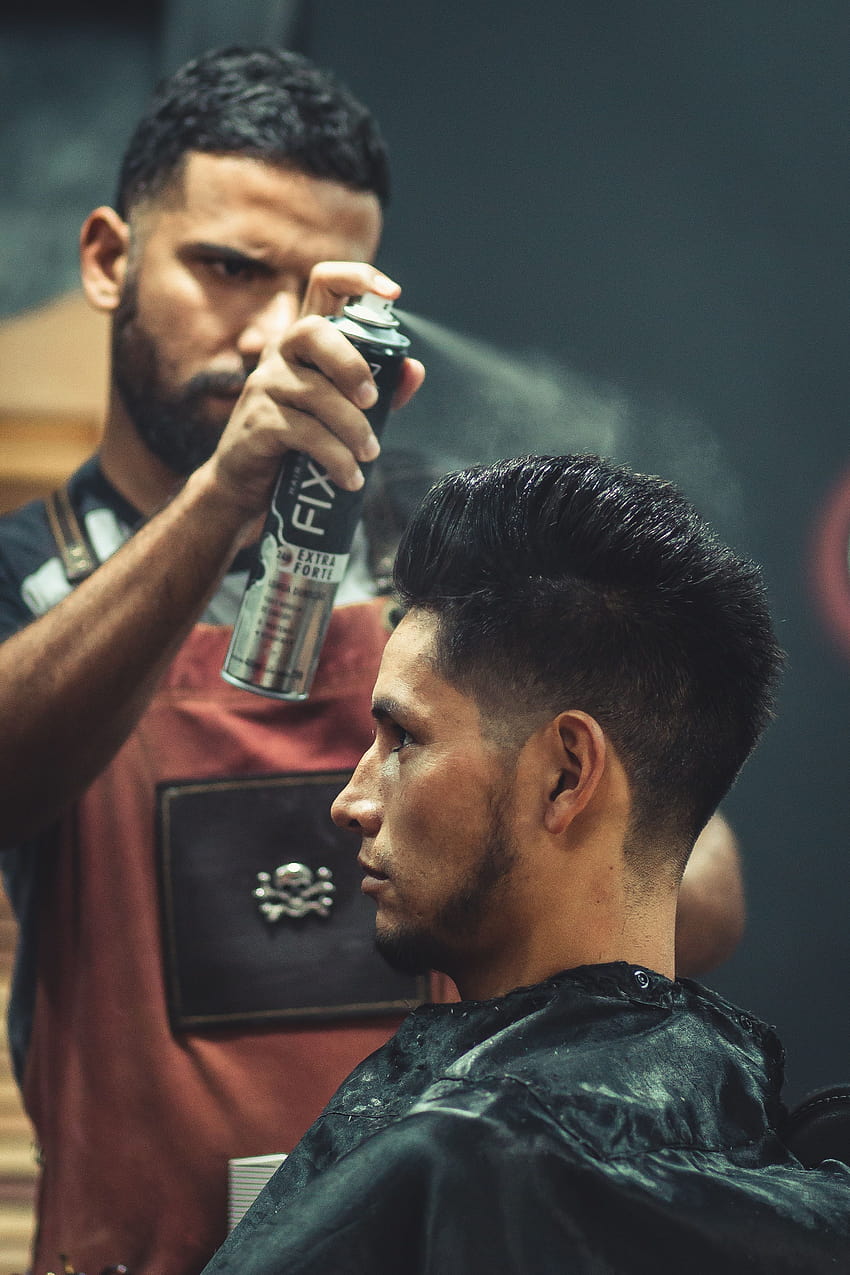 Tukang Cukur Menggunakan Semprotan Rambut · Stok wallpaper ponsel HD