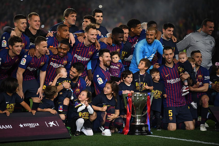 Lionel Messi, Luis Suarez and Barcelona players celebrate La Liga triumph, gracias messi HD wallpaper