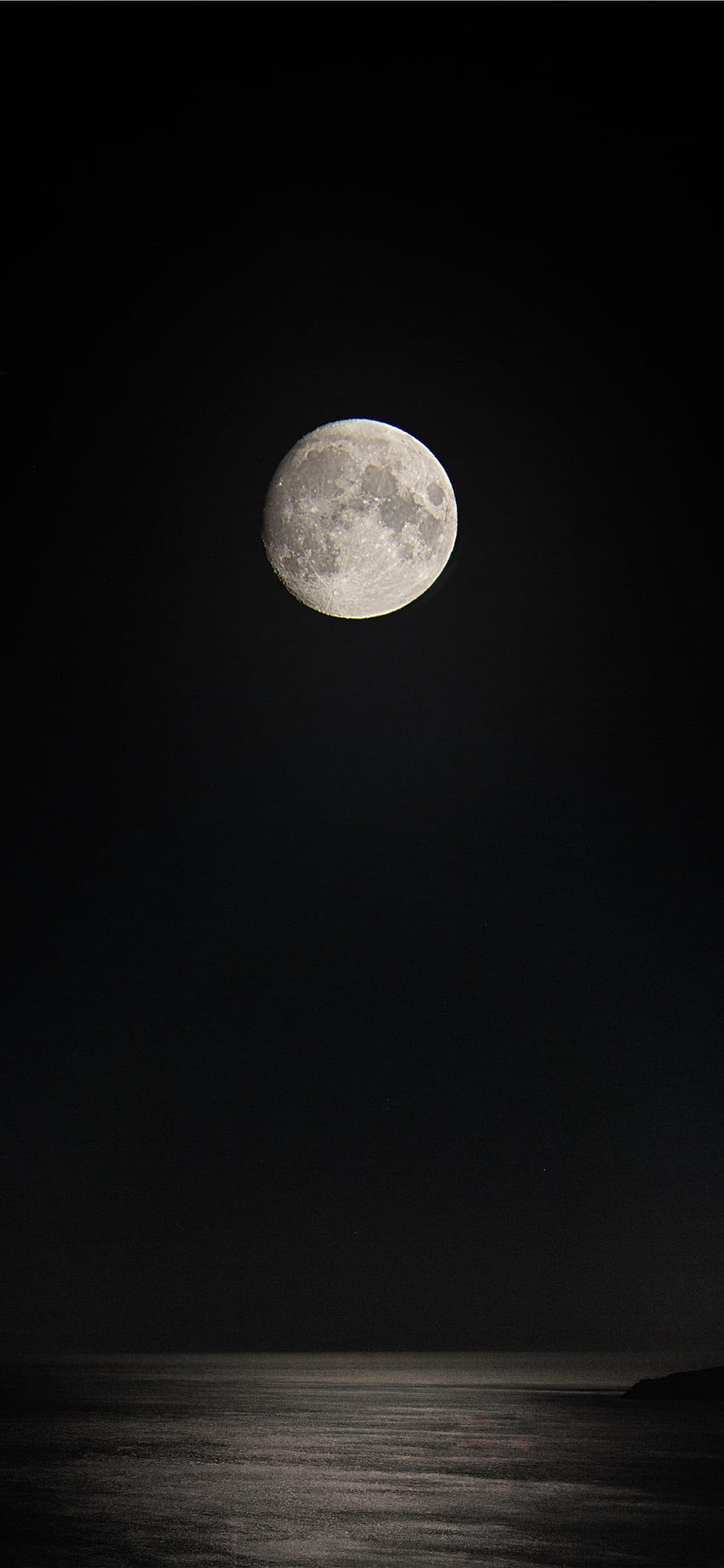 сива пълна луна над морето iPhone, естетика на пълната луна HD тапет за телефон