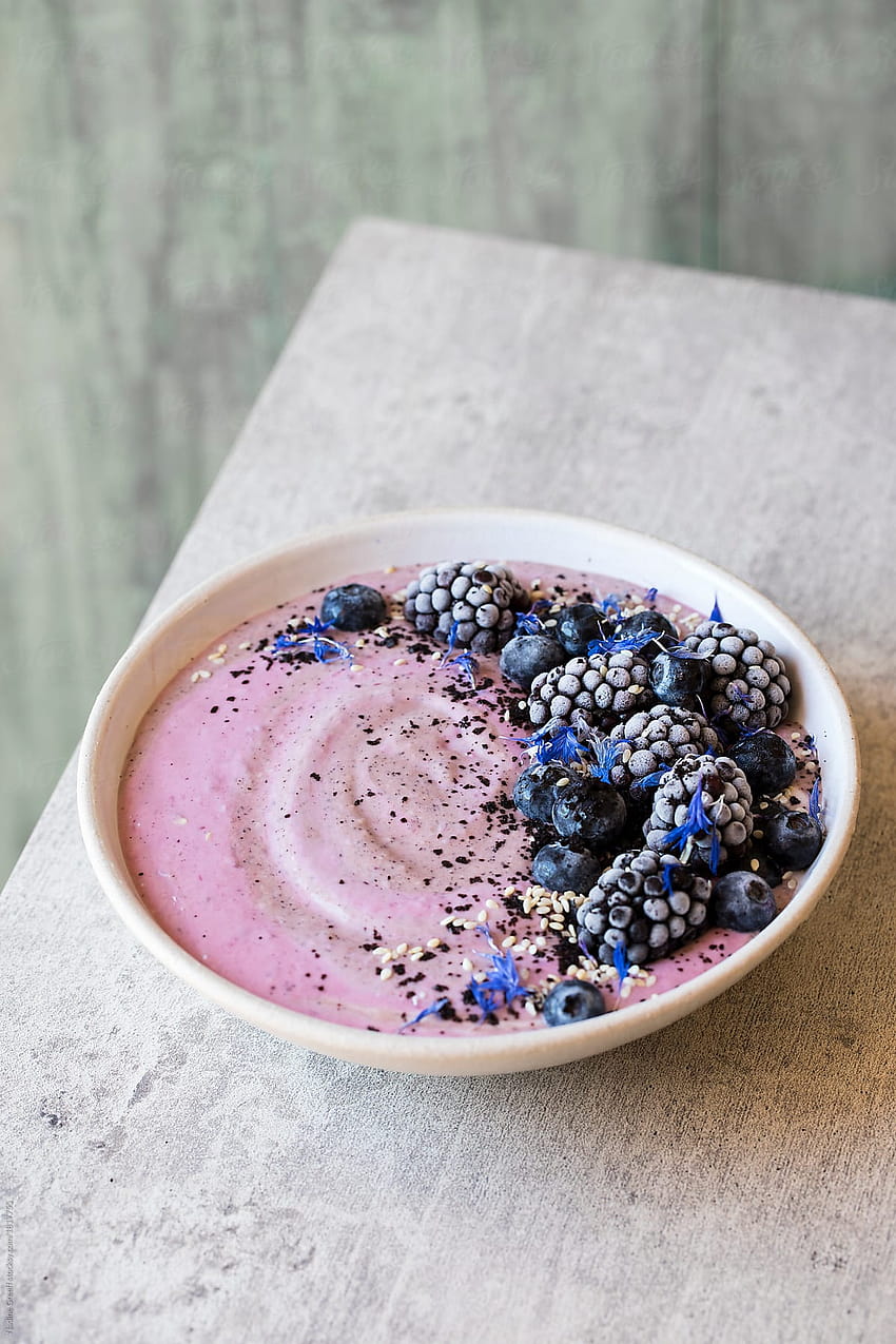 Breakfast smoothie topped with berries, acai berry powder, toasted sesame seeds by Nadine Greeff HD phone wallpaper