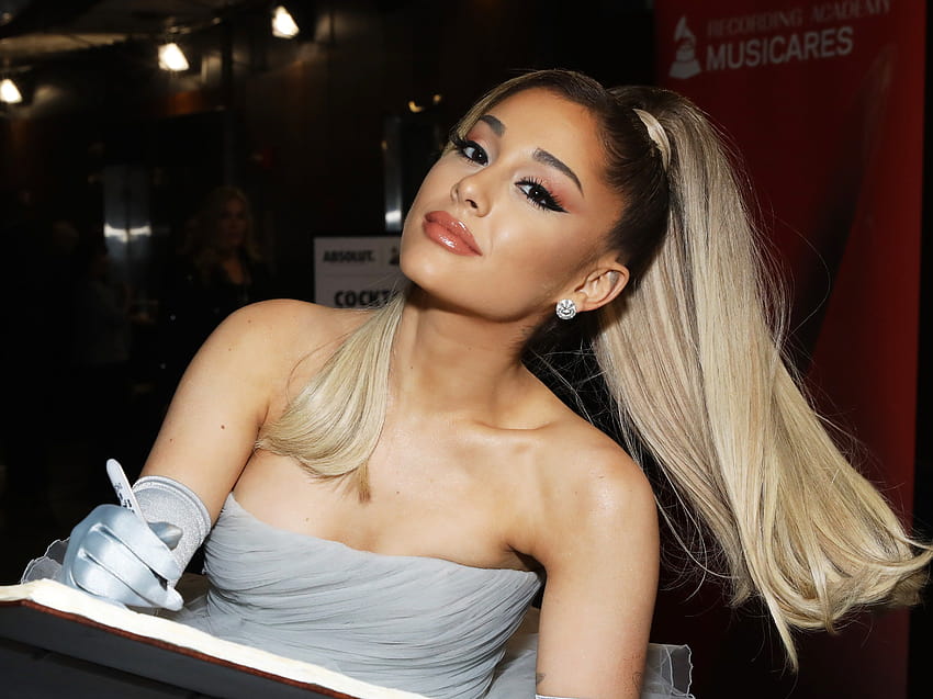 Ariana Grande hat eine alltägliche, glamouröse Version ihres ikonischen Pferdeschwanzes gefunden HD-Hintergrundbild