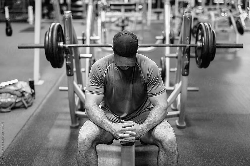 Man Bersiap Untuk Bench Press Weights At Gym oleh Matthew Spaulding Wallpaper HD