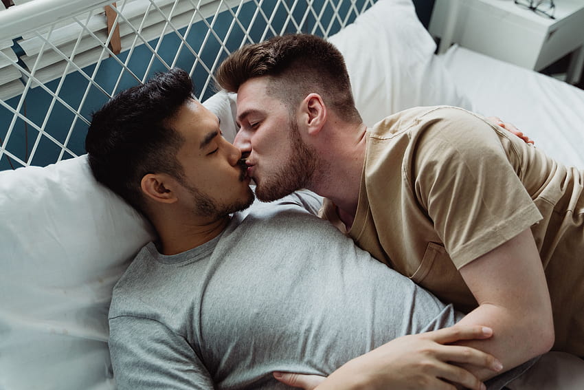 Zwei Männer küssen sich im Bett · Stock, 2 Personen küssen sich HD-Hintergrundbild