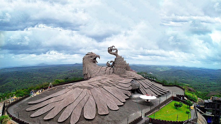 Eine riesige stilisierte Vogelskulptur erstreckt sich auf einem Berg in Indien, Jatayu HD-Hintergrundbild