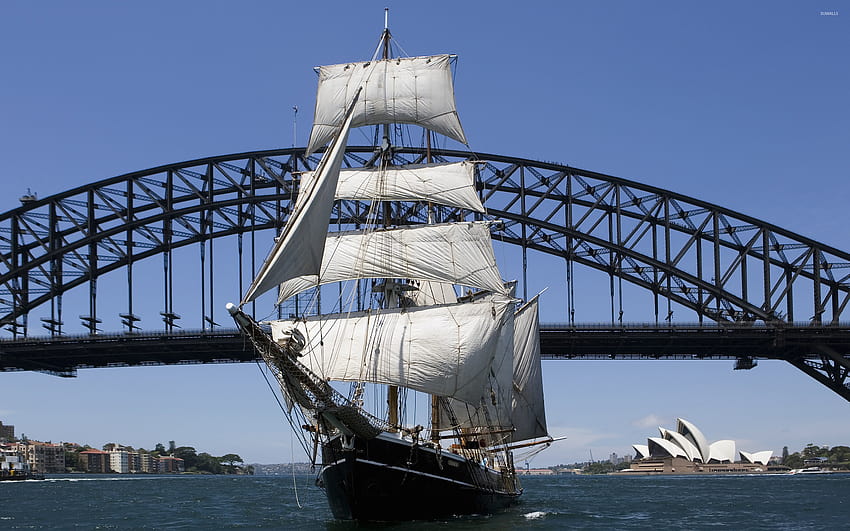 Segelboot unter der Sydney Harbour Bridge HD-Hintergrundbild