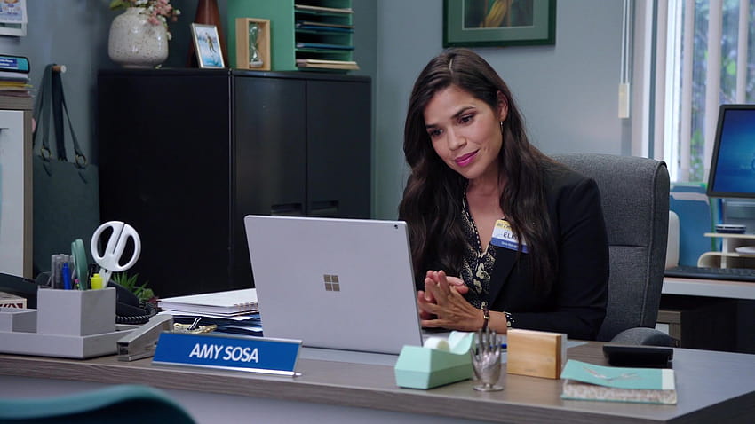 Microsoft Surface Notebook Of America Ferrera As Amelia 'Amy' Sosa In Superstore S06E01, amy sosa 高画質の壁紙