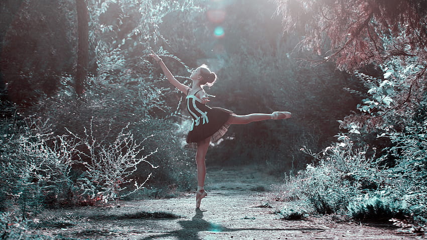 Балерина в черна рокля, танцуваща в гората, балетен танц компютър tumblr HD тапет