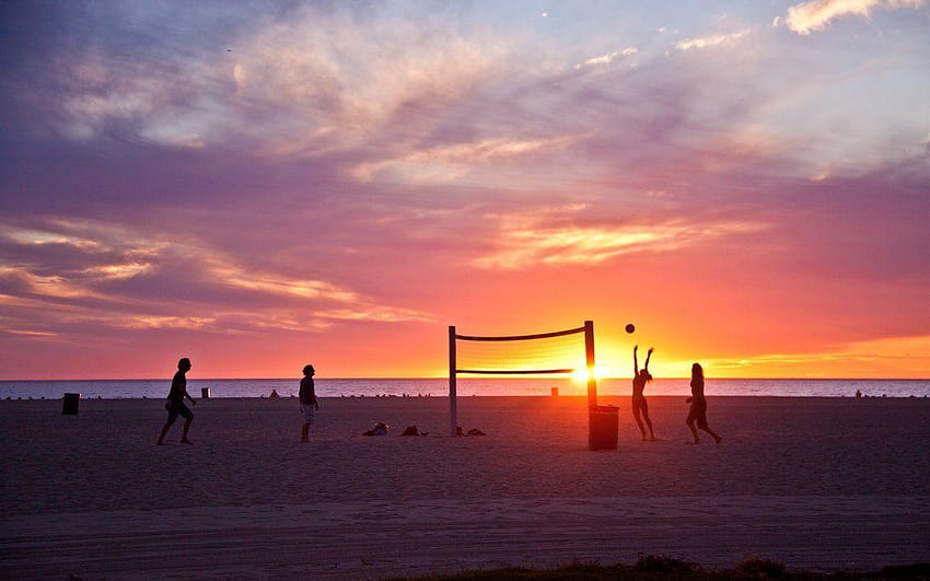 Volleyball am Strand, Sonnenuntergang HD-Hintergrundbild