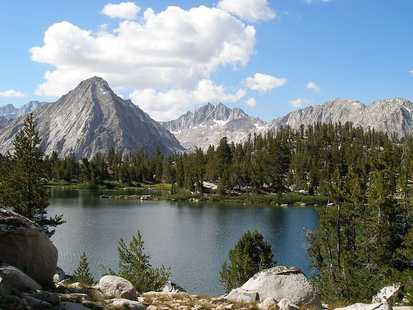 Trek through mountains and lakes in Kings Canyon National Park HD wallpaper
