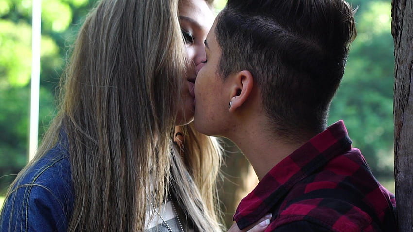 Pareja de lesbianas besándose ~ Stock Video fondo de pantalla