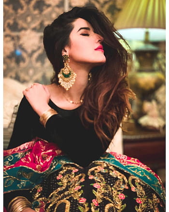 Hareem Farooq serves old-school, traditional vibes in latest snaps