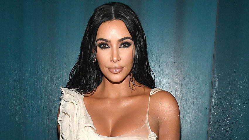 Coronavirus: Kim Kardashian offers fan a dinner date to raise, kim kardashian close up u HD wallpaper