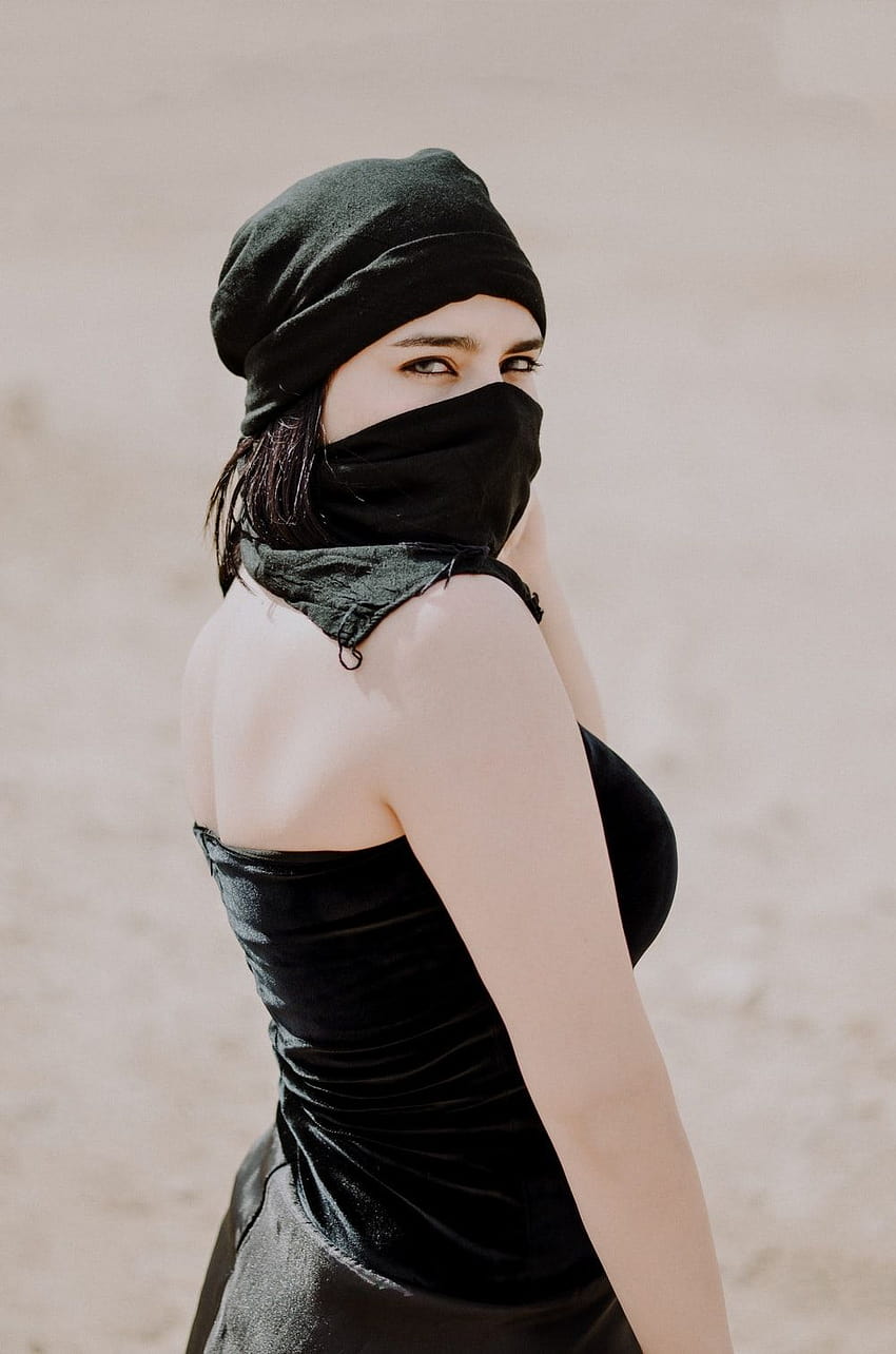 niqab と黒いチューブ ドレスを着ている女性 – 服を着た niqab girl HD電話の壁紙